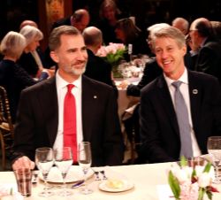 Don Felipe, en la mesa presidencial, conversa con el director general de GSMA, Mats Granryd