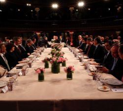 Vista general de la mesa presidencial antes de dar comienzo la cena oficial del Mobile World Congress 2018