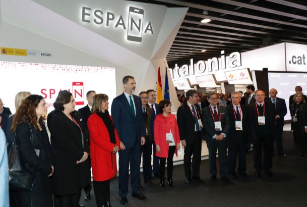 Don Felipe, junto al resto de personalidades asistentes, en el pabellón de España.