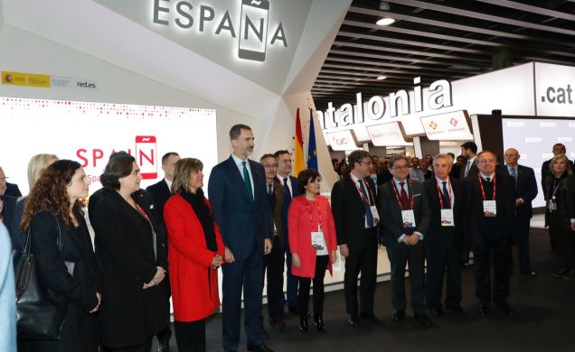 Don Felipe, junto al resto de personalidades asistentes, en el pabellón de España.