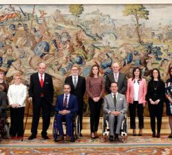 Su Majestad la Reina junto a los asistentes a la audiencia de la Fundación ASPAYM Castilla y León