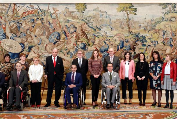 Su Majestad la Reina junto a los asistentes a la audiencia de la Fundación ASPAYM Castilla y León