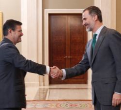 Su Majestad el Rey recibe el saludo del ministro de Justicia, Rafael Catalá Polo