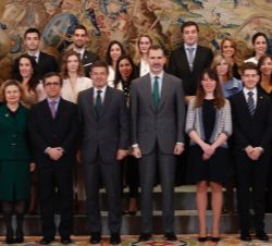 Foto de grupo de Su Majestad el Rey con la última promoción de Registradores de la Propiedad, Mercantiles y de Bienes Muebles