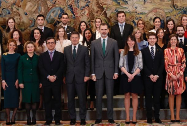 Foto de grupo de Su Majestad el Rey con la última promoción de Registradores de la Propiedad, Mercantiles y de Bienes Muebles