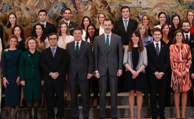 Foto de grupo de Su Majestad el Rey con la última promoción de Registradores de la Propiedad, Mercantiles y de Bienes Muebles