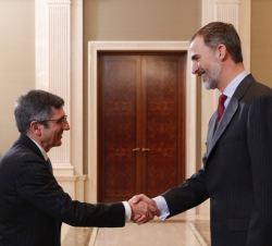 Su Majestad el Rey recibe el saludo del presidente de la Fundación Sociedad y Empresa Responsable - SERES, Francisco Román