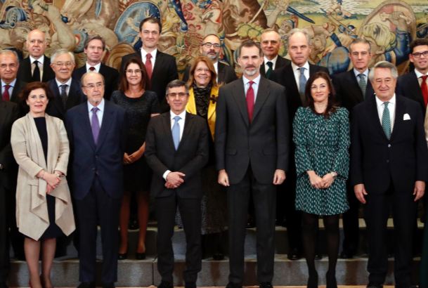 Don Felipe junto a los miembros del Patronato de la Fundación Sociedad y Empresa Responsable - SERES