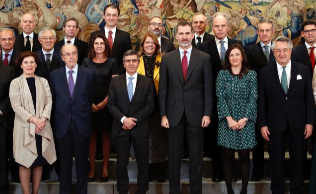 Don Felipe junto a los miembros del Patronato de la Fundación Sociedad y Empresa Responsable - SERES