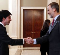 Don Felipe recibe el saludo de uno de los componentes de la nueva promoción de técnicos comerciales y economistas del Estado, Bernardo Francisco de Li