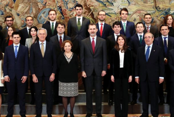 Su Majestad el Rey junto a los integrantes de la 67ª promoción de técnicos comerciales y economistas del Estado
