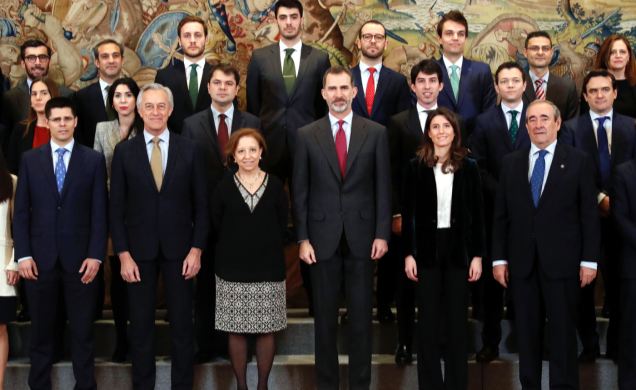 Su Majestad el Rey junto a los integrantes de la 67ª promoción de técnicos comerciales y economistas del Estado