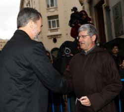 Su Majestad el Rey recibe el saludo del Ministro provincial de la Comunidad de Padres Capuchinos, padre Benjamín Echeverría