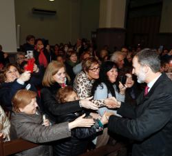 Su Majestad el Rey es saludado por los fieles congregados en la iglesia