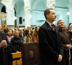 Su Majestad el Rey permanece de pie durante unos momentos de recogimiento ante la imagen del Santo Cristo de Medinaceli