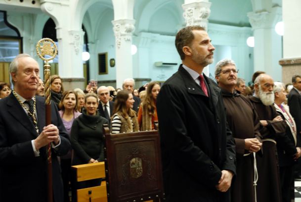 Su Majestad el Rey permanece de pie durante unos momentos de recogimiento ante la imagen del Santo Cristo de Medinaceli