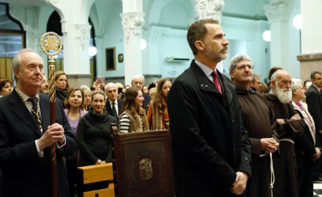 Su Majestad el Rey permanece de pie durante unos momentos de recogimiento ante la imagen del Santo Cristo de Medinaceli