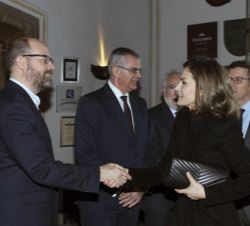 Su Majestad la Reina recibe el saludo del alcalde de Santiago de Compostela, Martiño Noriega