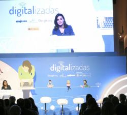 Su Majestad la Reina dirige unas palabras