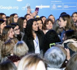 Su Majestad la Reina conversa con varias personas asistentes al acto