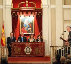 Sus Majestades los Reyes Don Juan Carlos y Doña Sofía durante la conferencia del historiador Juan Pablo Fusi titulada "El reinado de Juan Carlos 