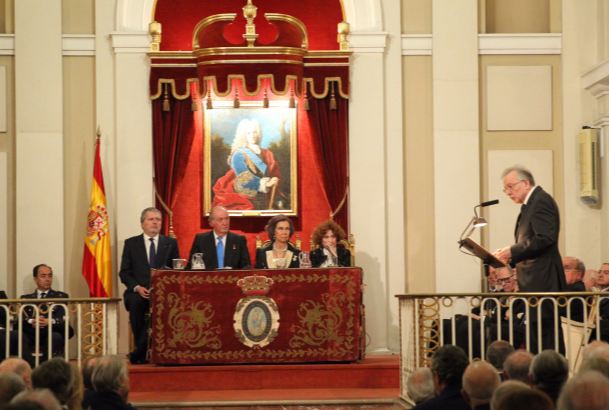 Sus Majestades los Reyes Don Juan Carlos y Doña Sofía durante la conferencia del historiador Juan Pablo Fusi titulada "El reinado de Juan Carlos 