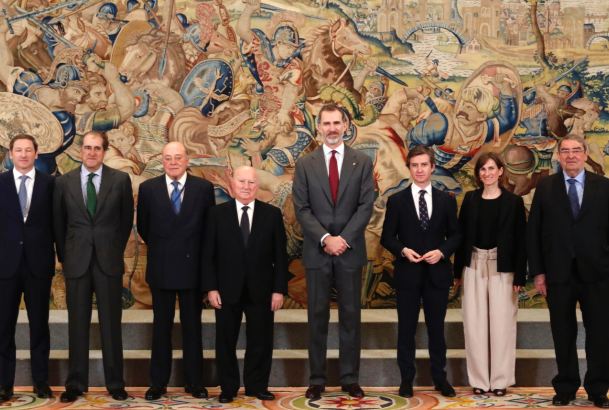 Su Majestad el Rey junto al Consejo de Administración de la Compañía Vinícola del Norte de España