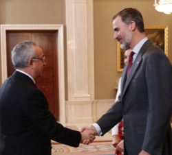 Don Felipe y Doña Letizia reciben el saludo del presidente del COE, Alejandro Blanco Bravo