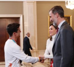 Sus Majestades los Reyes reciben el saludo de Javier Fernández, Medalla de Broce en Patinaje Artístico