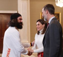 Don Felipe y Doña Letizia reciben el saludo de Regino Hernández Martin, Medalla de Broce en Snowboard