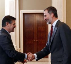 Su Majestad el Rey recibe el saludo del ministro de Justicia, Rafael Catalá