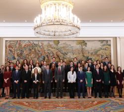 Su Majestad el Rey junto a los miembros de la L Promoción del Cuerpo Superior de Administradores Civiles del Estado