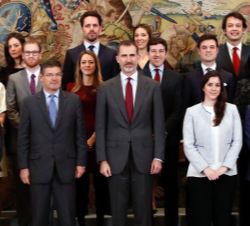 Su Majestad el Rey junto a los miembros de la L Promoción del Cuerpo Superior de Administradores Civiles del Estado