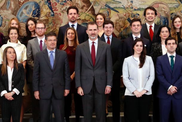 Su Majestad el Rey junto a los miembros de la L Promoción del Cuerpo Superior de Administradores Civiles del Estado