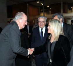 Sus Majestades los Reyes Don Juan Carlos y Doña Sofía, a su llegada y tras saludar a las autoridades asistentes, reciben el saludo de la presidenta de