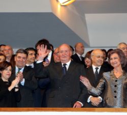 Sus Majestades los Reyes Don Juan Carlos y Doña Sofía ocupan su lugar en el anfiteatro aplaudidos por el público asistente al Concierto