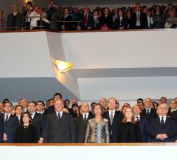 Sus Majestades los Reyes Don Juan Carlos y Doña Sofía durante la interpretación del Himno Nacional