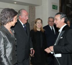Sus Majestades los Reyes Don Juan Carlos y Doña Sofía conversan con el director de la Orquesta, Miguel Ángel Gómez