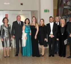 Fotografía de grupo de Don Juan Carlos y Doña Sofía con representantes de la orquesta sinfónica y coro de Radio Televisión Española y solistas