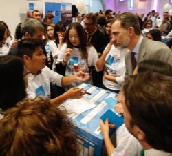 Don Felipe conversa con uno de los jóvenes participante en el Taller