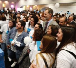 Su Majestad el Rey junto a jóvenes participantes en el Taller