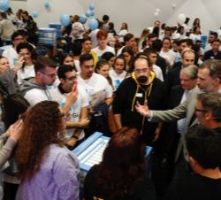 Su Majestad el Rey conversa con los jóvenes participantes en el Taller