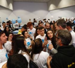 Jóvenes participantes en el Taller conversan con Don Felipe