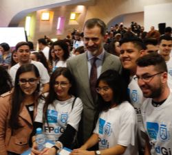 Don Felipe junto a un grupo de jóvenes participantes en el Taller, al término del mismo
