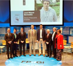 Su Majestad el Rey junto a José Miguel Bermúdez, ganador del Premio FPdGI 2018, en la categoría de "Empresa"