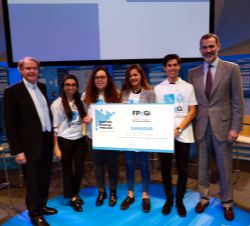 Don Felipe, acompañado del equipo ganador del "Dream Big Challenge FPdGI 2018"