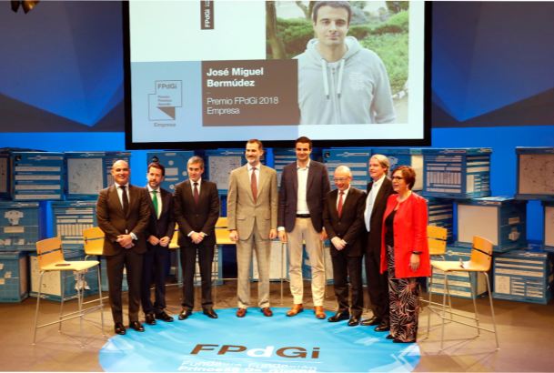 Su Majestad el Rey junto a José Miguel Bermúdez, ganador del Premio FPdGI 2018, en la categoría de 