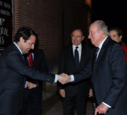 Don Juan Carlos recibe el saludo del director de Plaza 1, Rafael García.
