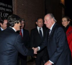 Don Juan Carlos recibe el saludo del presidente de Plaza 1, Simón Casas.