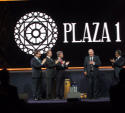 Don Juan Carlos agradece los aplausos que le dedicaron los asistentes tras sus palabras.